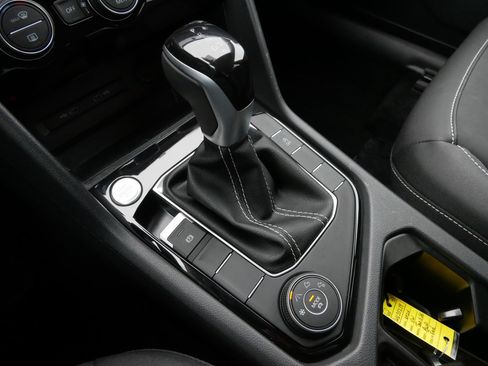 Certified 2024 Volkswagen Taos SE image 24