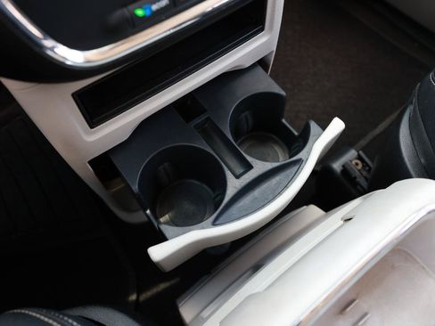 Used 2013 Chrysler Town & Country Touring FWD image 40