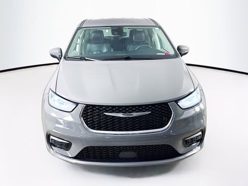 Used 2023 Chrysler Pacifica Touring-L image 3