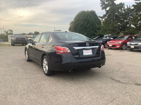Used 2015 Nissan Altima 2.5 SV w/ Convenience Package FWD image 6