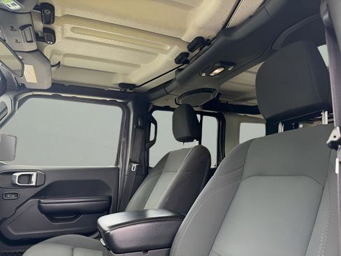 Used 2018 Jeep Wrangler Unlimited Sport S AWD/4WD image 16