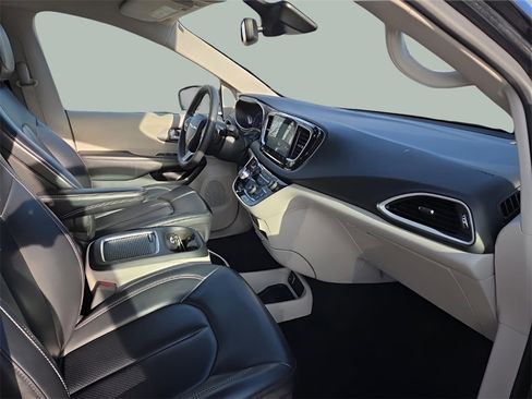 Used 2023 Chrysler Pacifica Touring-L image 14