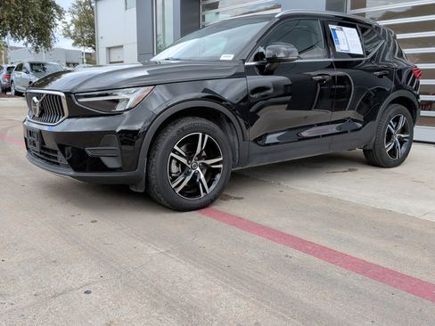 Used 2025 Volvo XC40 B5 Core image 5