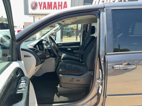 Used 2016 Dodge Grand Caravan SXT FWD image 12