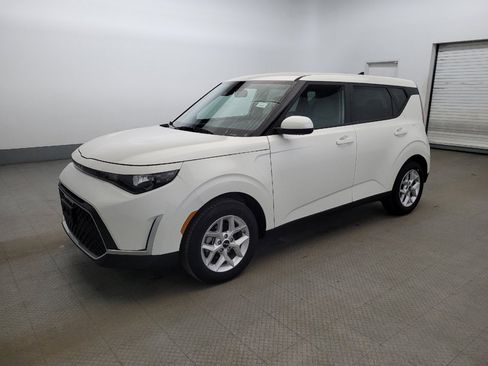 Used 2025 Kia Soul S image 2