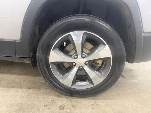 Used 2019 Jeep Cherokee Limited AWD/4WD image 25