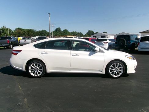 Used 2013 Toyota Avalon Limited w/ Technology Pkg FWD image 3
