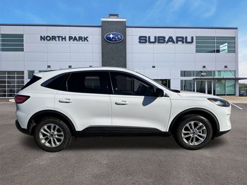 Used 2021 Ford Escape SE image 2