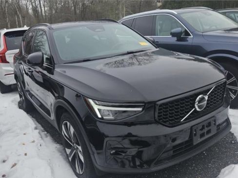 Certified 2023 Volvo XC40 B5 Plus w/ Climate Package image 2