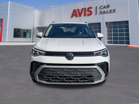 Used 2025 Volkswagen Taos SE image 2