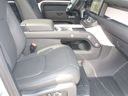 New 2025 Land Rover Defender 130 X-Dynamic SE image 3