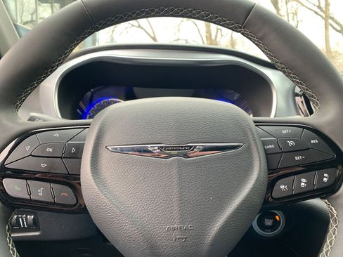 Used 2025 Chrysler Pacifica Limited image 31