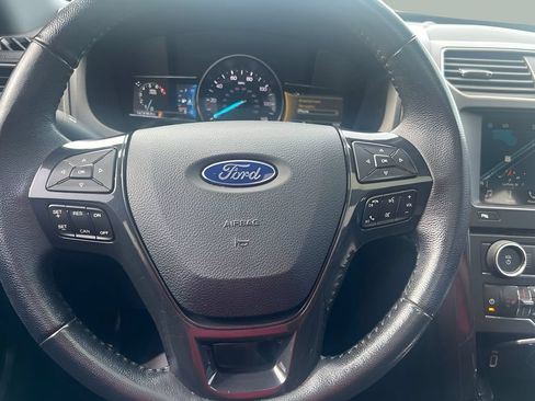 Used 2018 Ford Explorer XLT w/ Equipment Group 202A AWD/4WD image 14