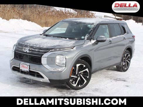 Used 2022 Mitsubishi Outlander SE image 1