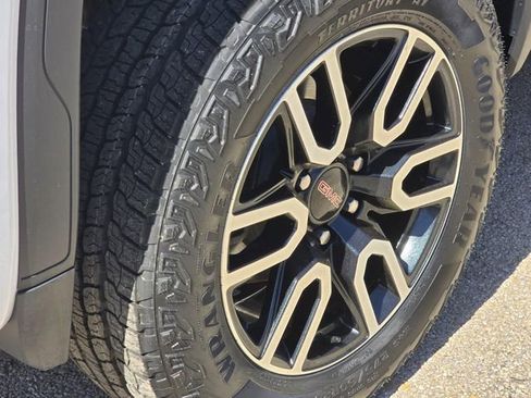 Used 2024 GMC Sierra 1500 AT4 w/ Technology Package image 9