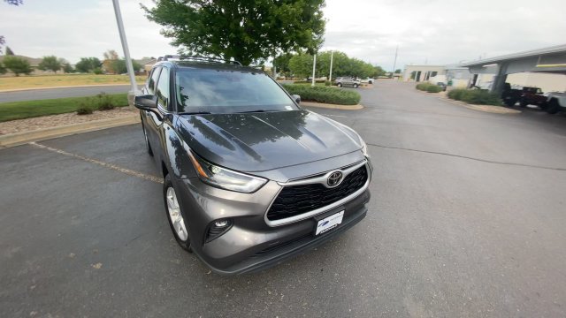 Used 2023 Toyota Highlander LE AWD/4WD image 3