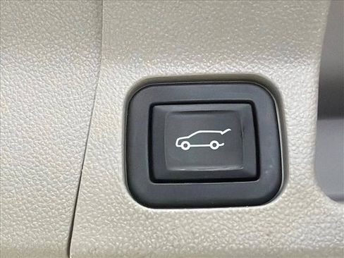 Used 2022 GMC Acadia SLT w/ Technology Package FWD image 21