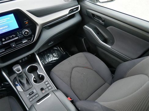 Used 2024 Toyota Highlander LE image 16