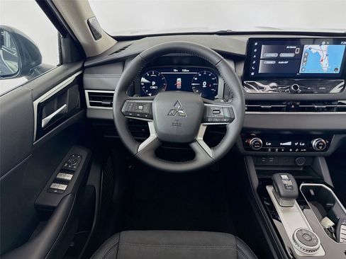 New 2025 Mitsubishi Outlander SE image 24