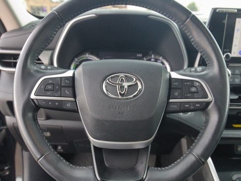 Used 2023 Toyota Highlander XLE AWD/4WD image 18