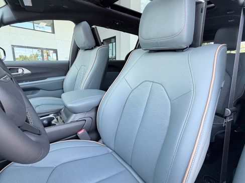 New 2027 Chrysler Pacifica Pinnacle w/ Theater Group FWD image 24