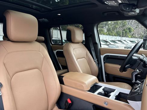Used 2025 Land Rover Defender 110 S image 31