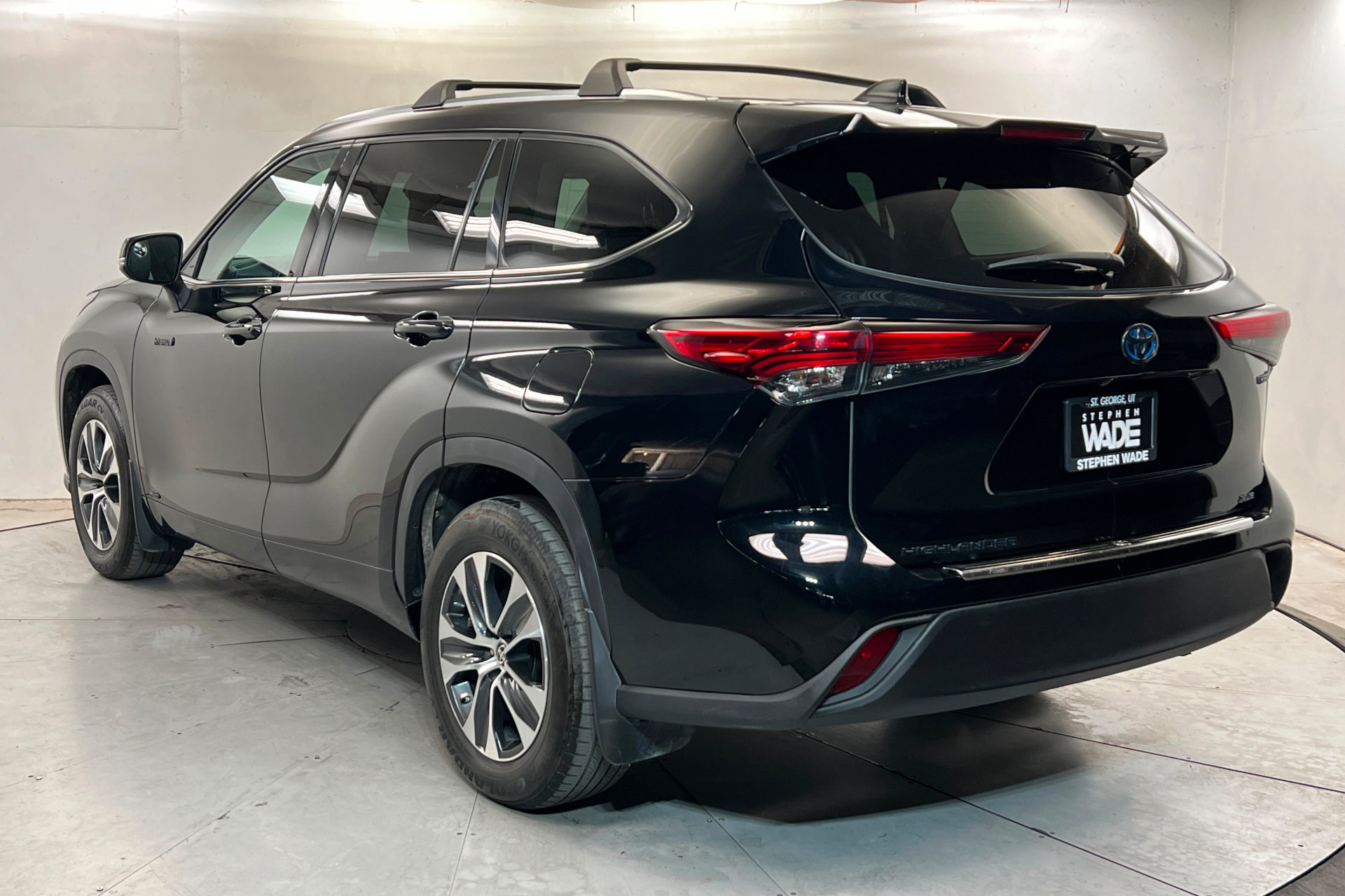 Certified 2021 Toyota Highlander XLE AWD/4WD image 3