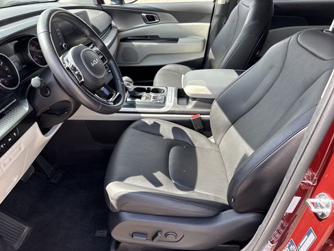 Certified 2024 Kia Carnival LX image 5