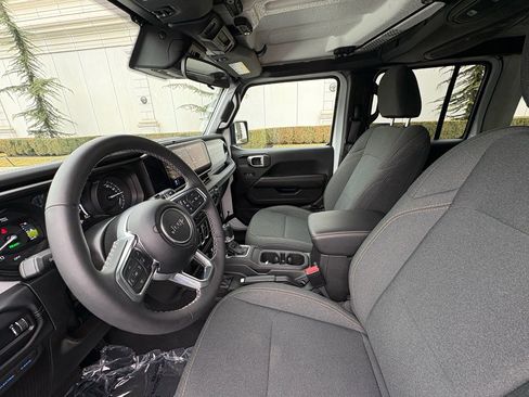 Used 2025 Jeep Wrangler Sahara w/ Safety Group image 29
