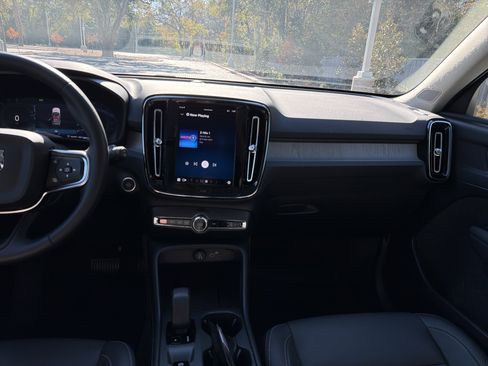 Certified 2025 Volvo XC40 B5 Core image 31