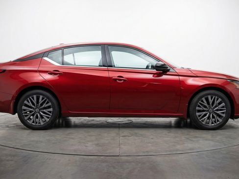 Used 2025 Nissan Altima 2.5 SV image 11