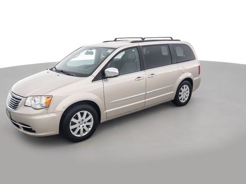 Used 2012 Chrysler Town & Country Touring-L w/ Entertainment Group #2 FWD image 9