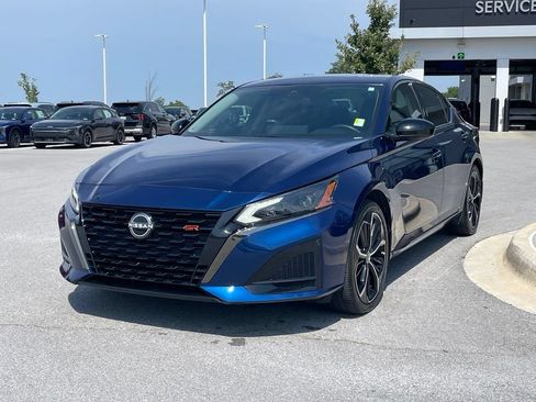 Used 2024 Nissan Altima 2.5 SR w/ SR Premium Package FWD image 3