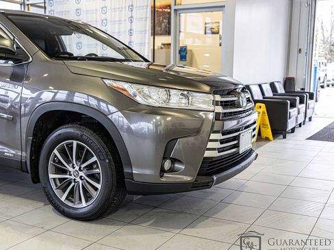 Used 2019 Toyota Highlander XLE AWD/4WD image 4