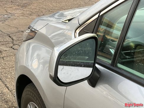 Certified 2024 Toyota Sienna XLE FWD image 9