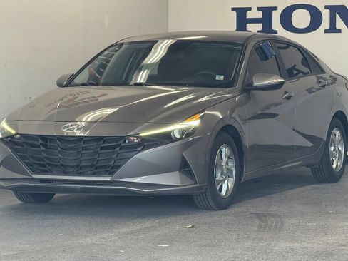 Used 2022 Hyundai Elantra SE FWD image 7