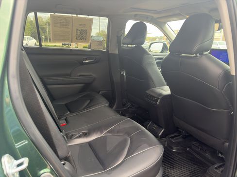 Used 2025 Toyota Highlander XLE image 17