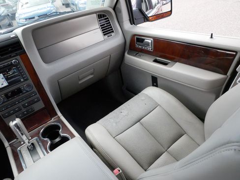 Used 2014 Lincoln Navigator 4WD image 11