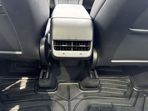 Used 2023 Tesla Model Y Long Range AWD/4WD image 23