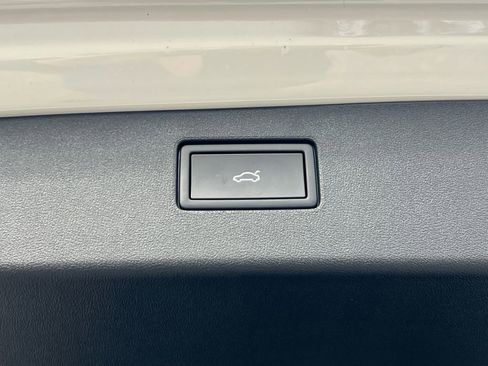 New 2026 Volkswagen Tiguan SE R-Line image 16