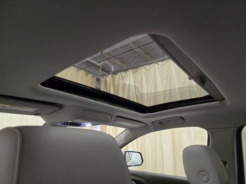 Used 2019 GMC Acadia SLT image 31