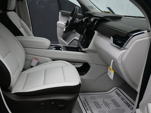 Used 2025 GMC Acadia Denali w/ Super Cruise Package image 27