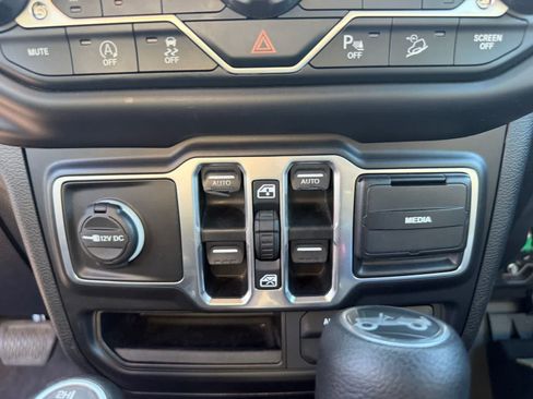 Used 2018 Jeep Wrangler Unlimited Sport S AWD/4WD image 16