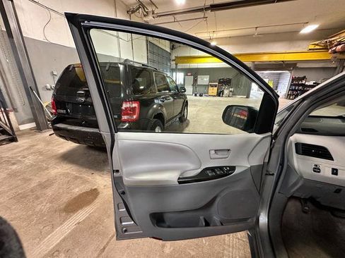 Used 2012 Toyota Sienna LE FWD image 21