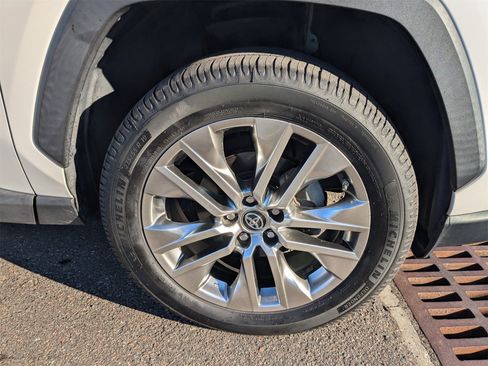 Used 2019 Toyota RAV4 XLE Premium image 11