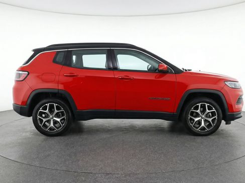 Used 2025 Jeep Compass Limited image 11