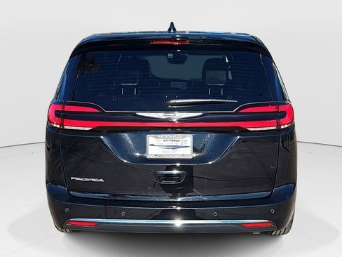 Used 2025 Chrysler Pacifica Select image 4