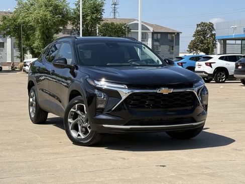 Used 2025 Chevrolet Trax LT w/ LT Convenience Package image 2