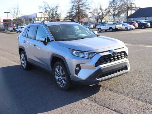 Used 2019 Toyota RAV4 XLE Premium image 3