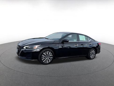 Used 2025 Nissan Altima 2.5 SV FWD image 8